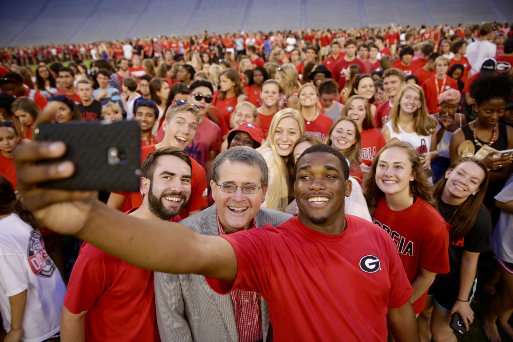 Freshman Welcome 2015-Jere W. Morehead and Johnelle Simpson selfie-h. group