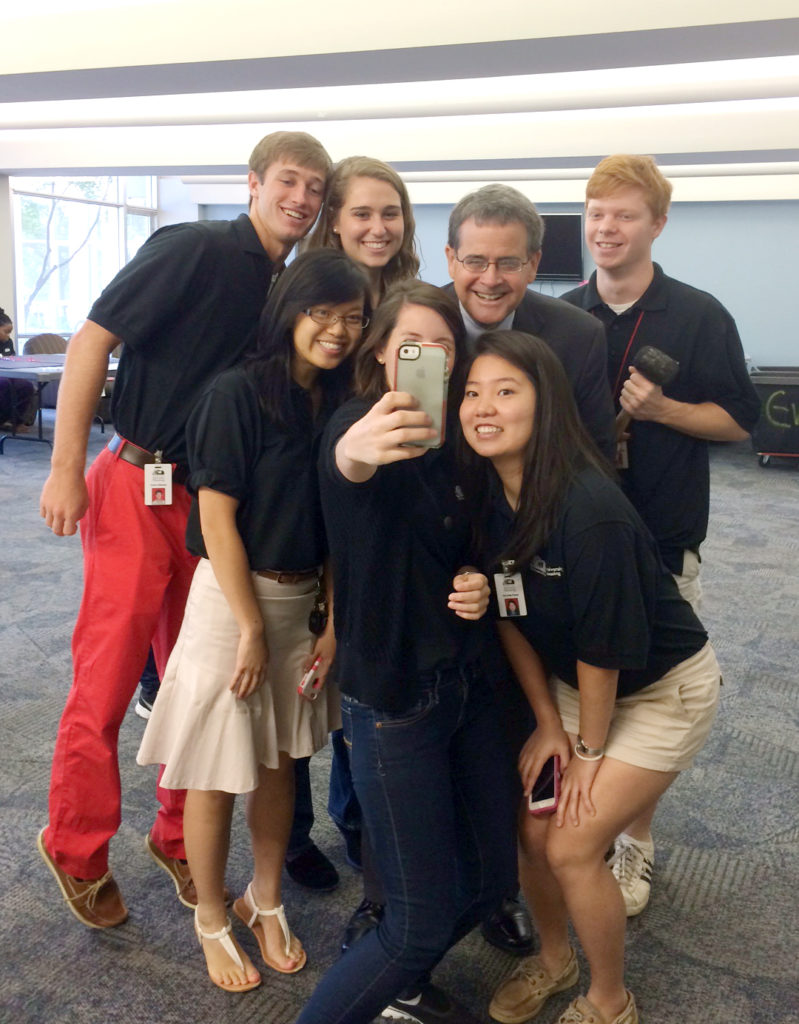 Jere Morehead selfie students move-in-v