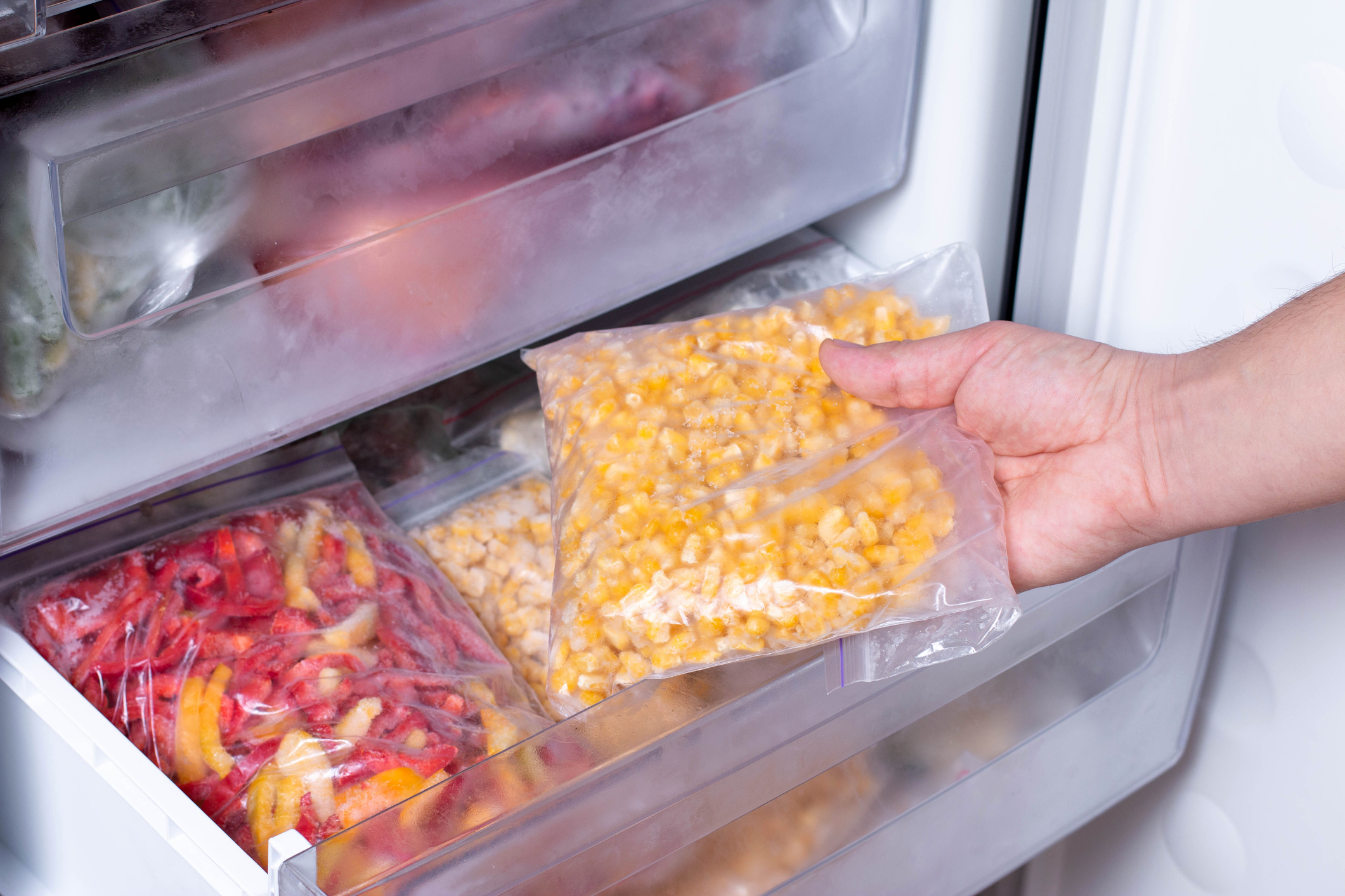 Полиэтиленовые пакеты с едой в холодильнике