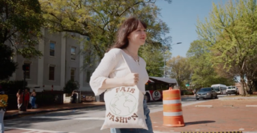 student with a bag that says Fair Fashion which is a group that educated about slow fashion