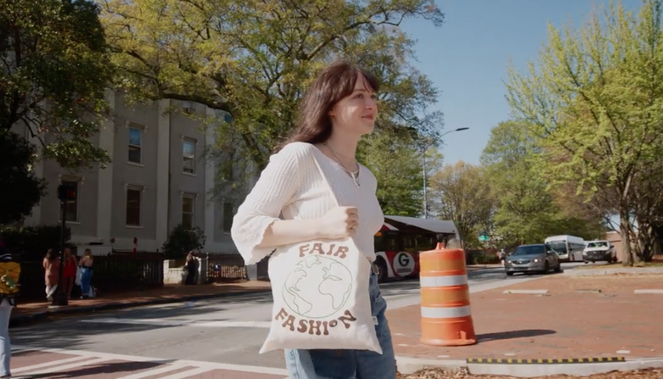 student with a bag that says Fair Fashion which is a group that educated about slow fashion