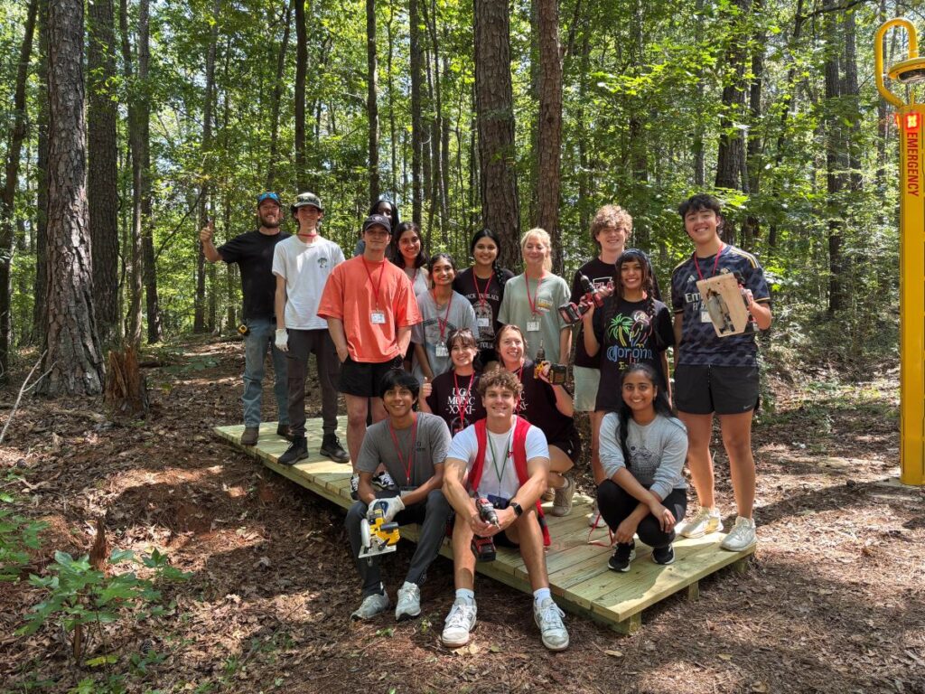 Students volunteering at Oconee Forest Park, led by service ambassador Colin Lemaistre. (Photo by Gabriel Obleton)