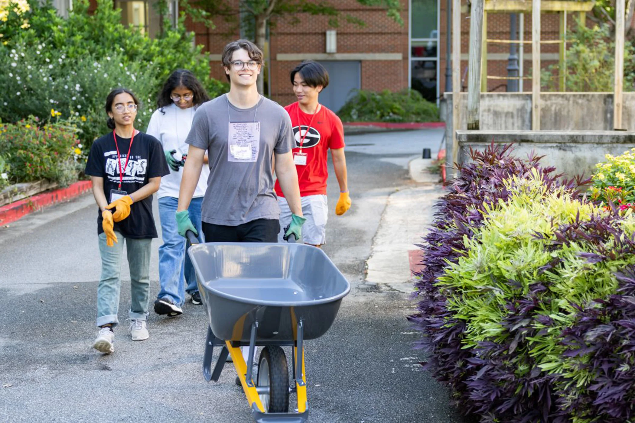 Students prepare to volunteer at the UGA Trial Gardens. (Photo by Gabriel Obleton)