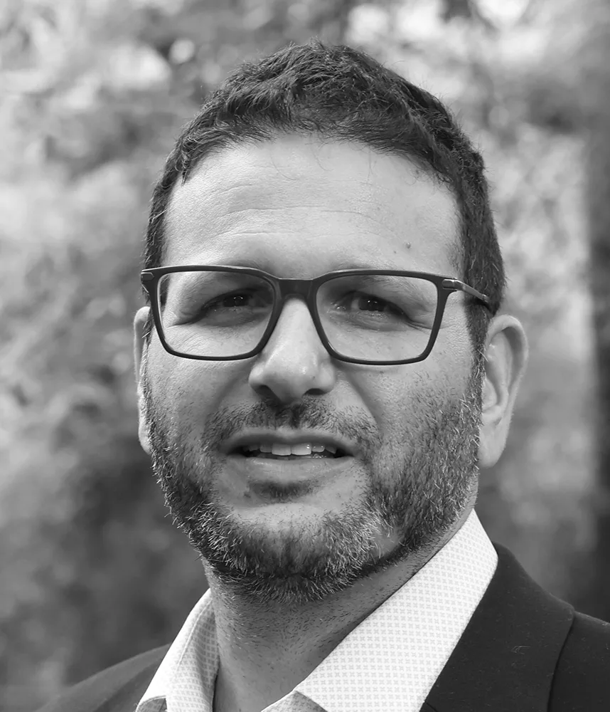 Black-and-white headshot of Assaf Oshri