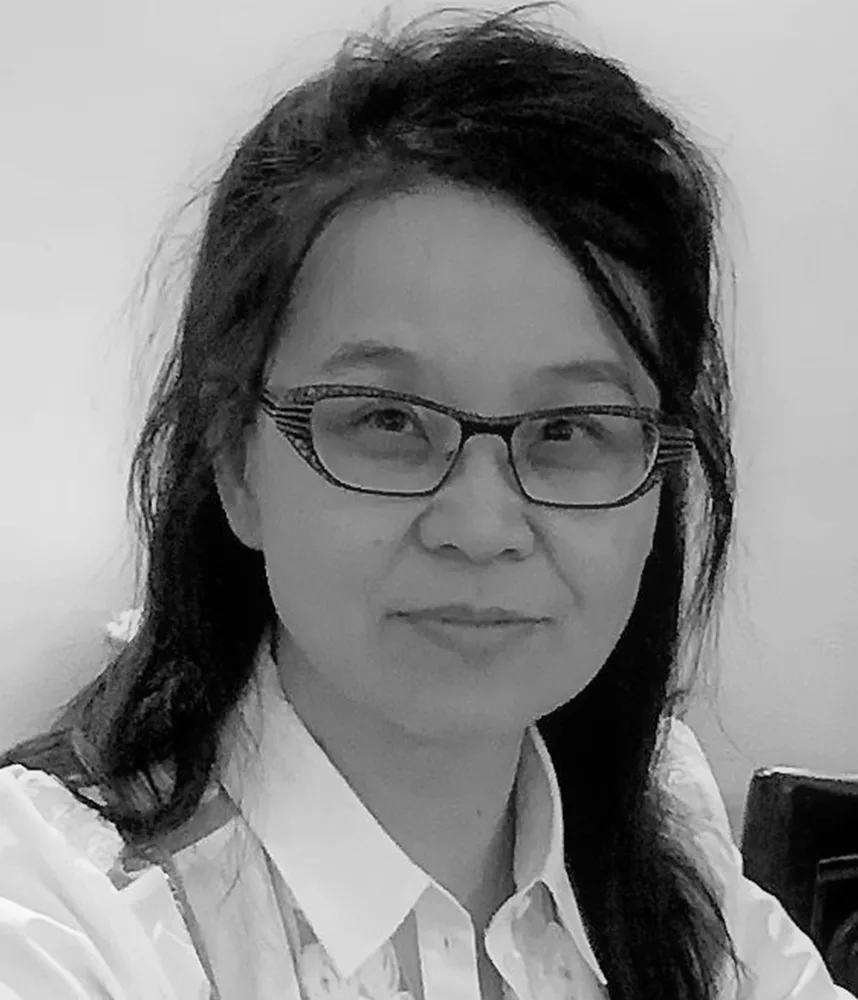 Black-and-white headshot of Hui (Iris) Zhang